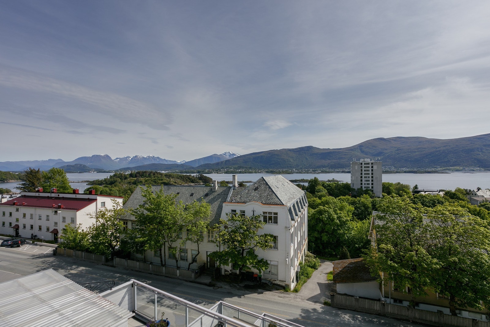Nydelig utsikt mot fjord og fjell og gode solforhold Galleribilde
