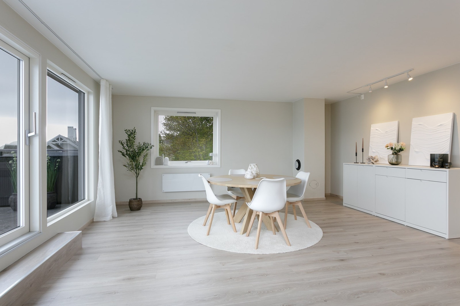 Det er god plass til spisestue på stuen eller flere soner med møblering Galleribilde