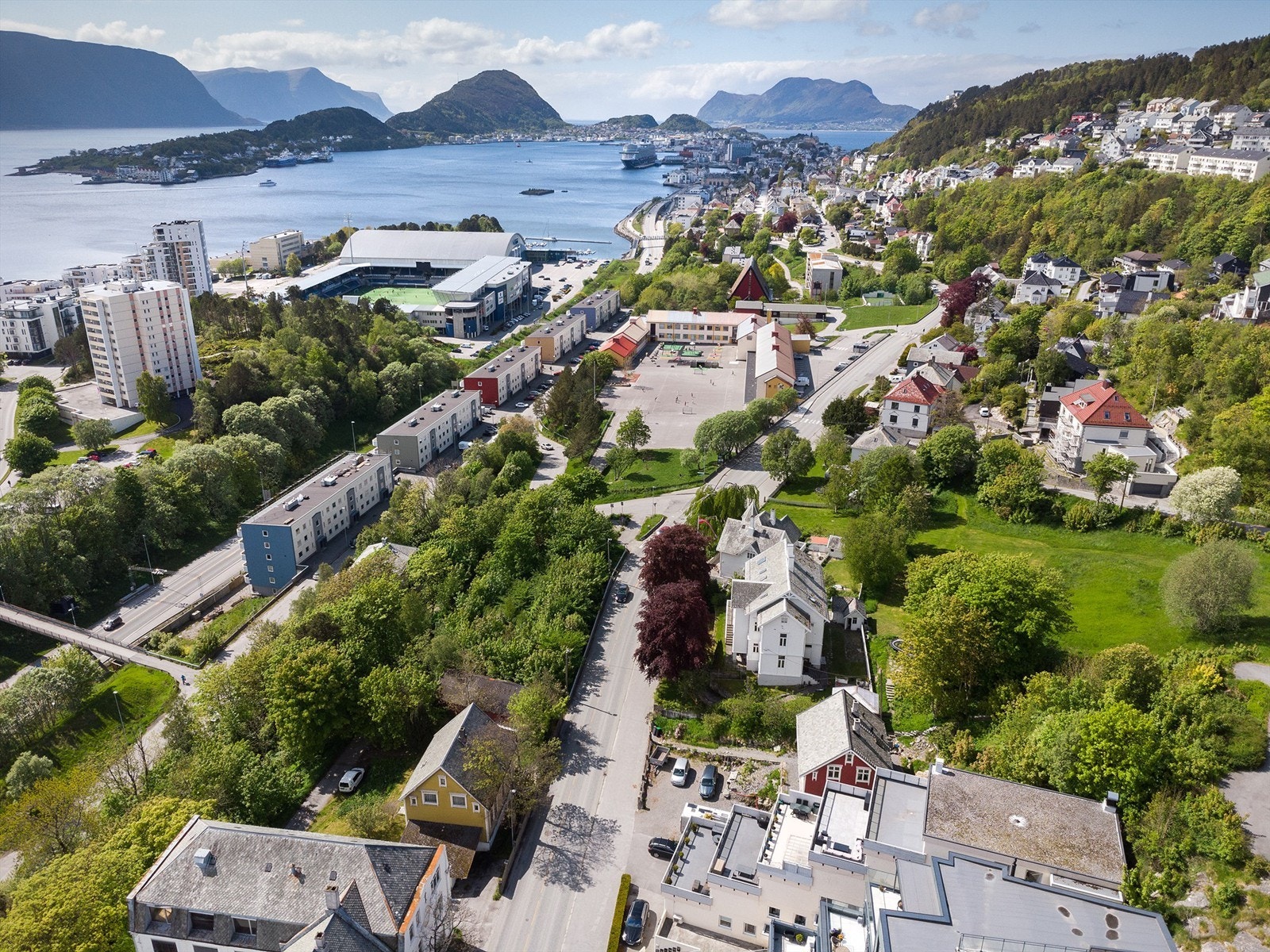 Dronebilde tatt fra øst mot vest mot bysentrum Galleribilde
