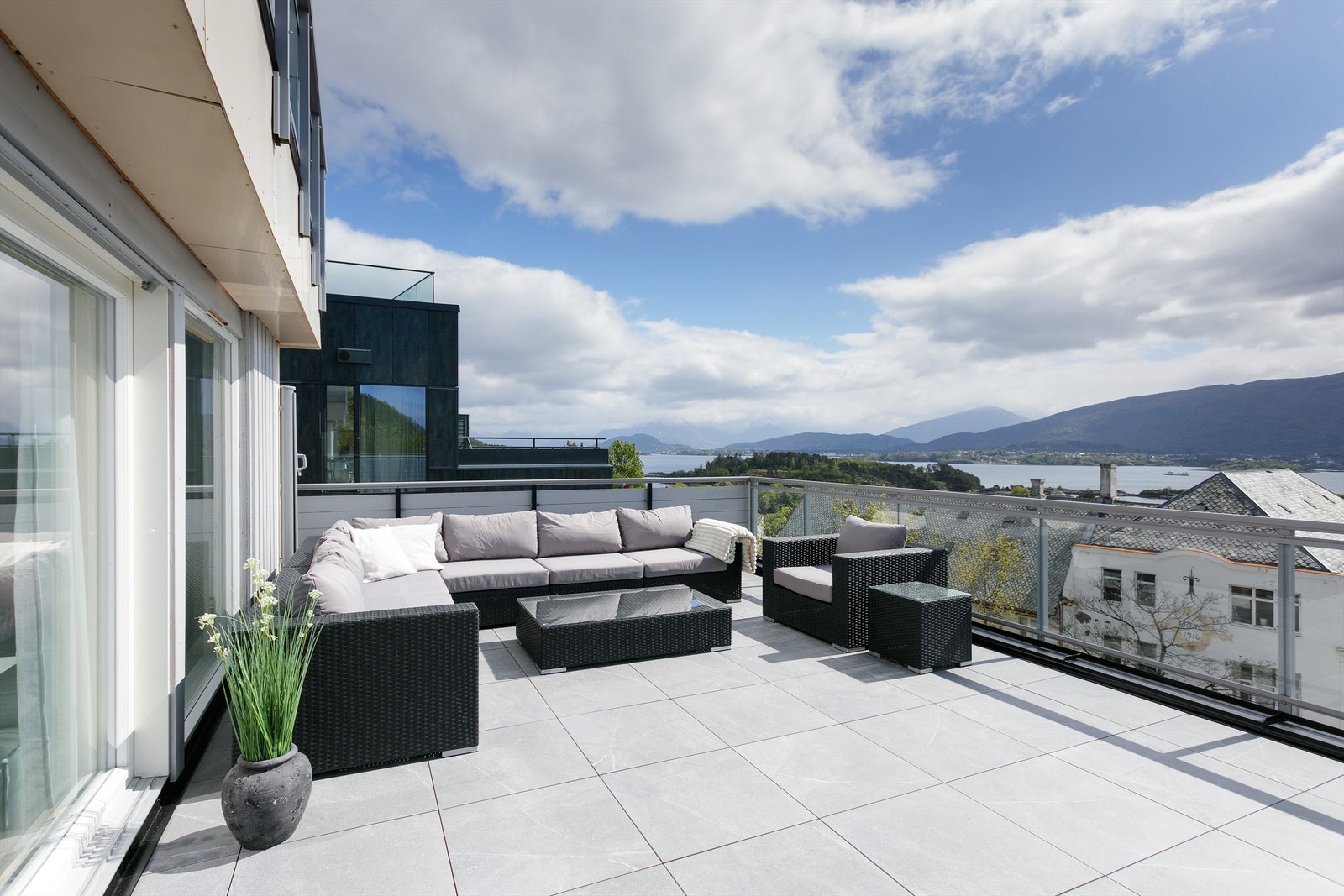 Stor og romslig terrasse med fantastisk utsikt og god plass til flere soner og sitteplasser for hyggelig sosialt samvær Galleribilde