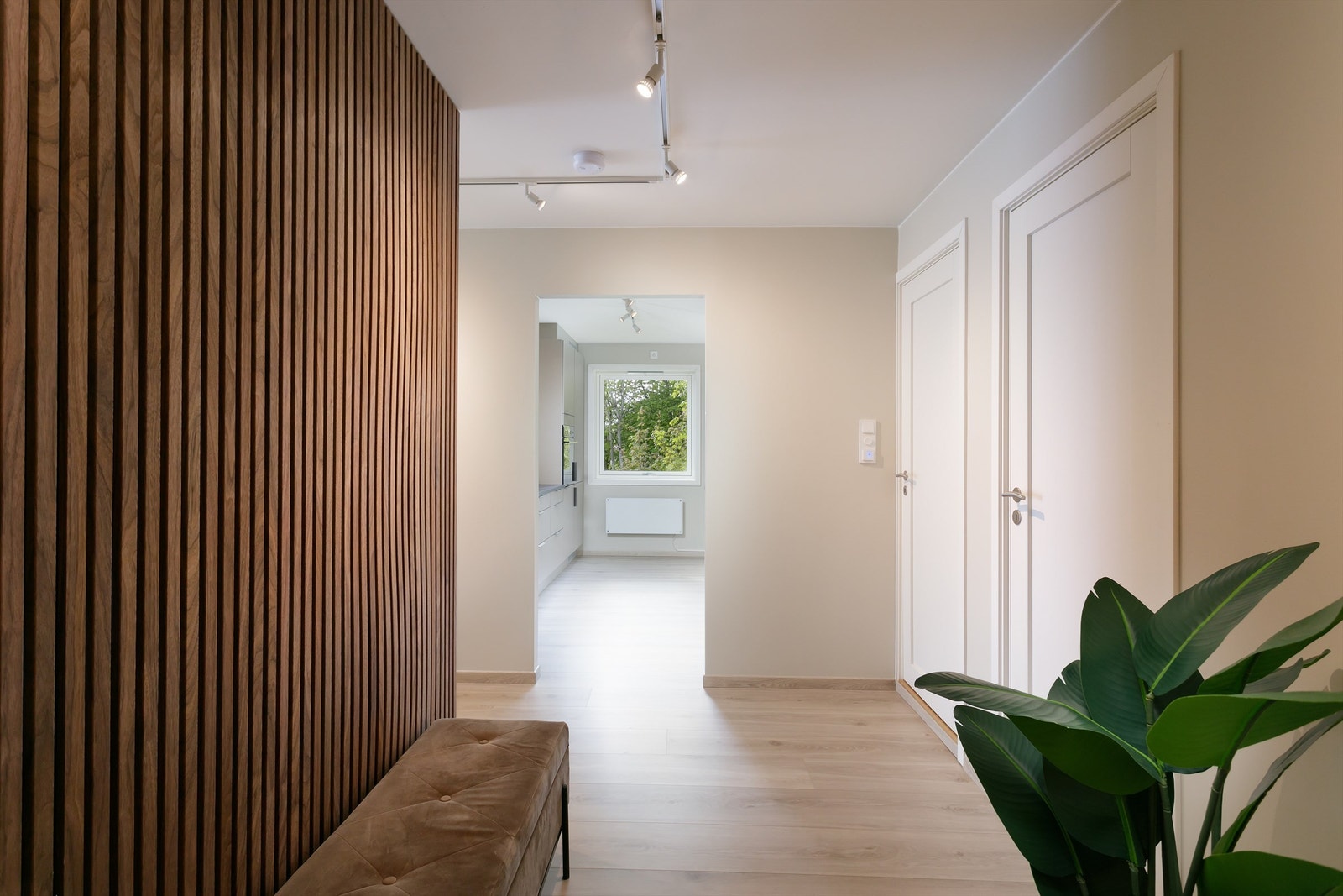 Flott spilevegg montert i entre/gang i 2025 Galleribilde