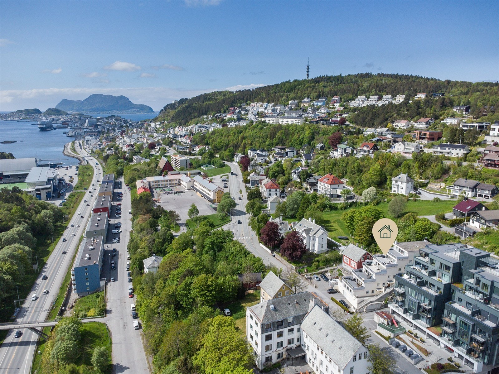 Dronebilde av nærområdet tatt fra øst mot vest Galleribilde