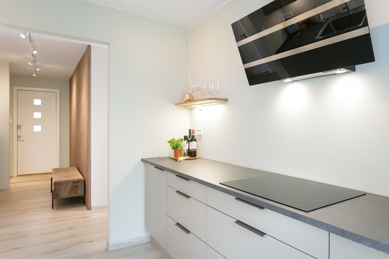 Vegghengt kjøkkenventilator over stekesonen. Galleribilde