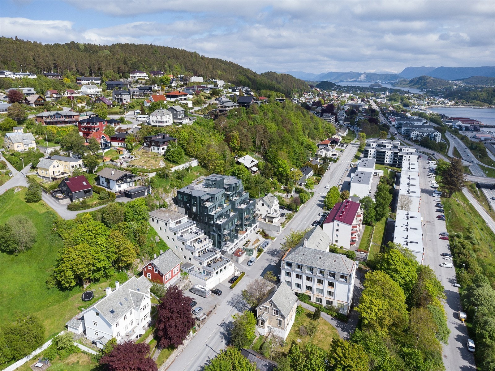 Dronebilde av eiendommen og nærområdet tatt fra vest mot øst Galleribilde