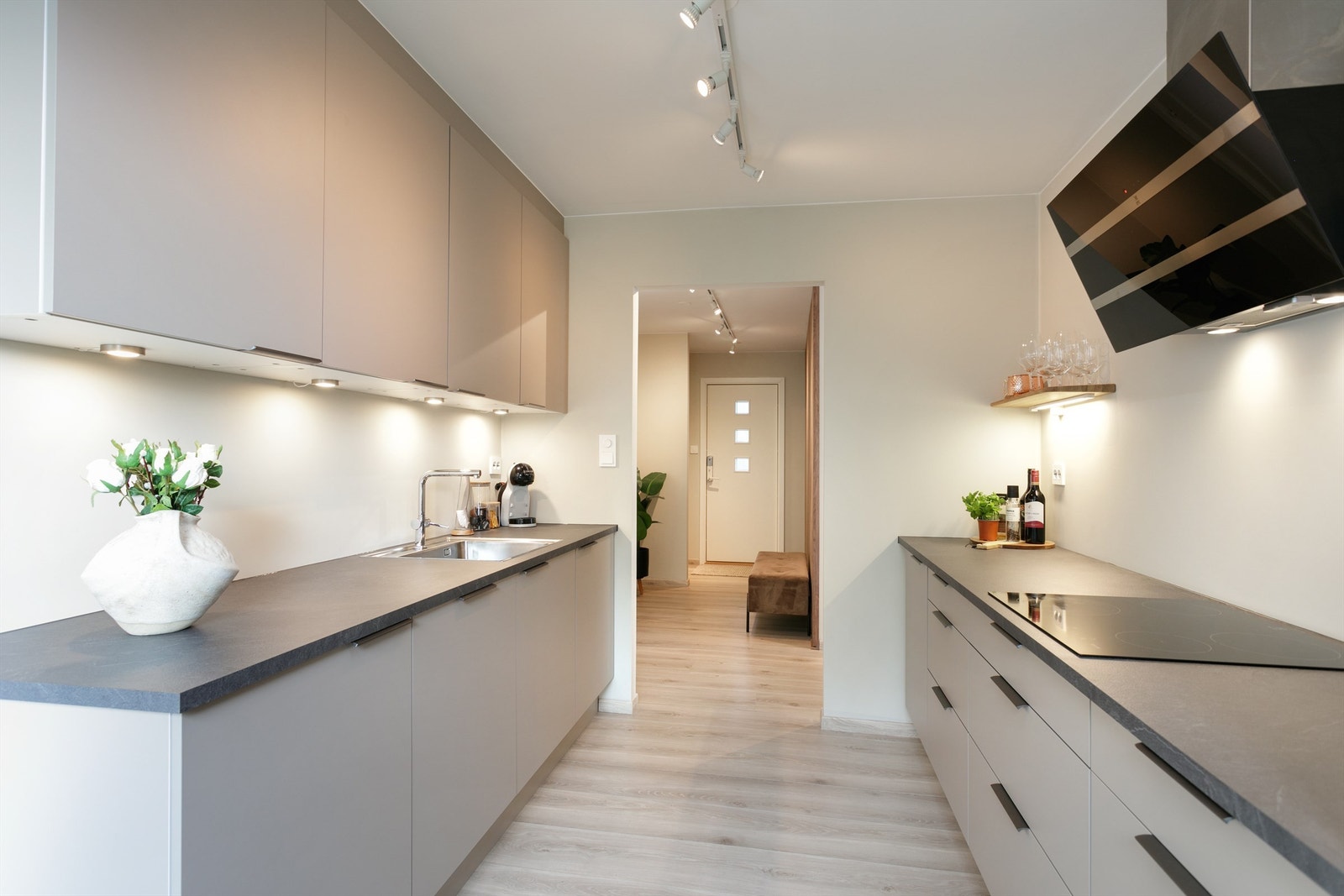 Kjøkkenet har god benkeplass og laminerte benkeplater med nedfelt oppvaskkum i metall og 1-greps blandebatteri. Vegghengt kjøkkenventilator over stekesonen. Galleribilde