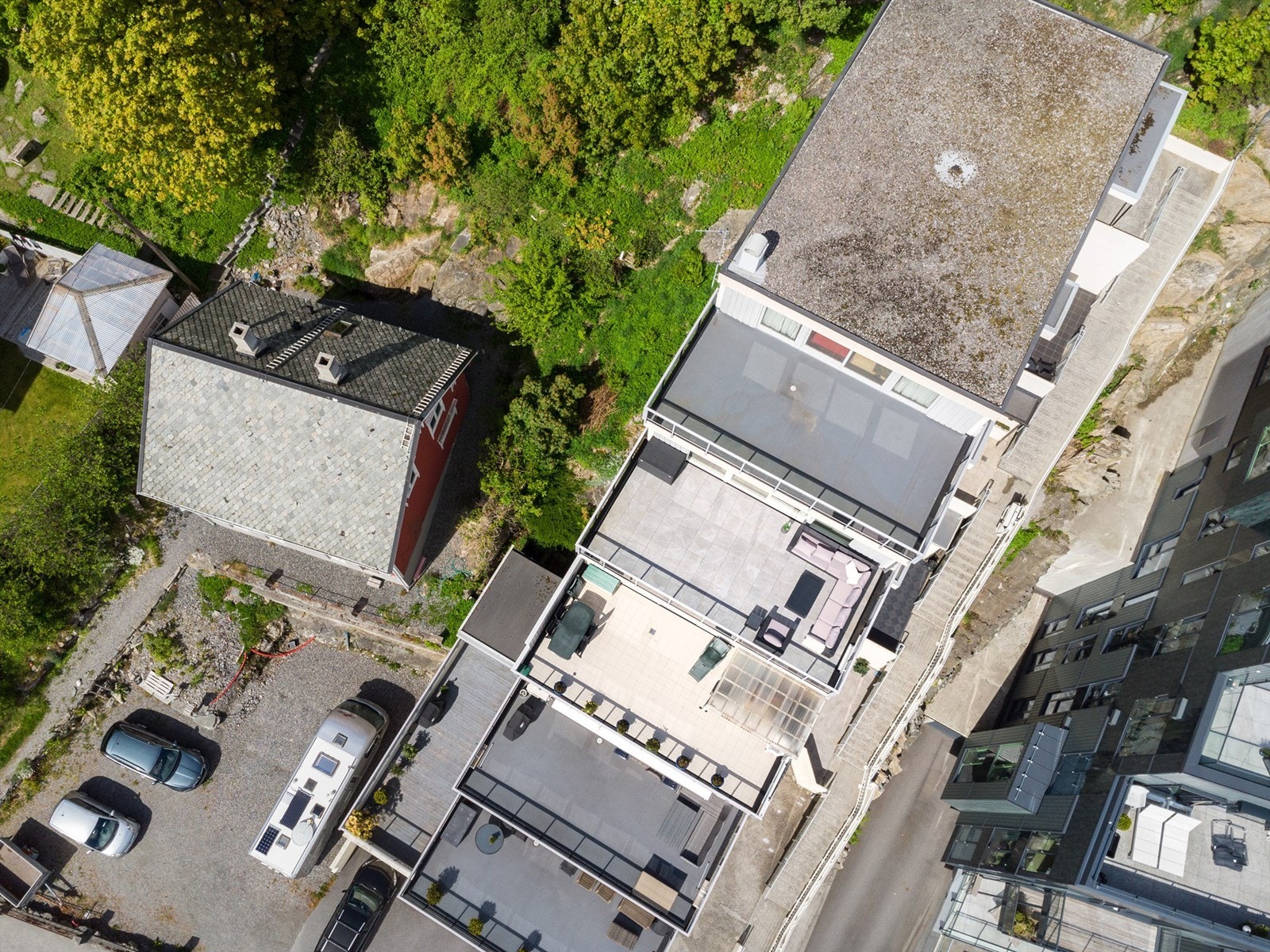 Dronebilde av eiendommen og blokka tatt fra fugleperspektiv Galleribilde