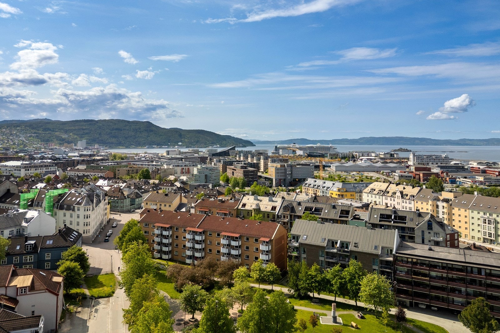 Beliggenhet er svært sentral og etterspurt. Fra her er det gangavstand til studiesteder, dagligvarebutikker og sentrum. Galleribilde