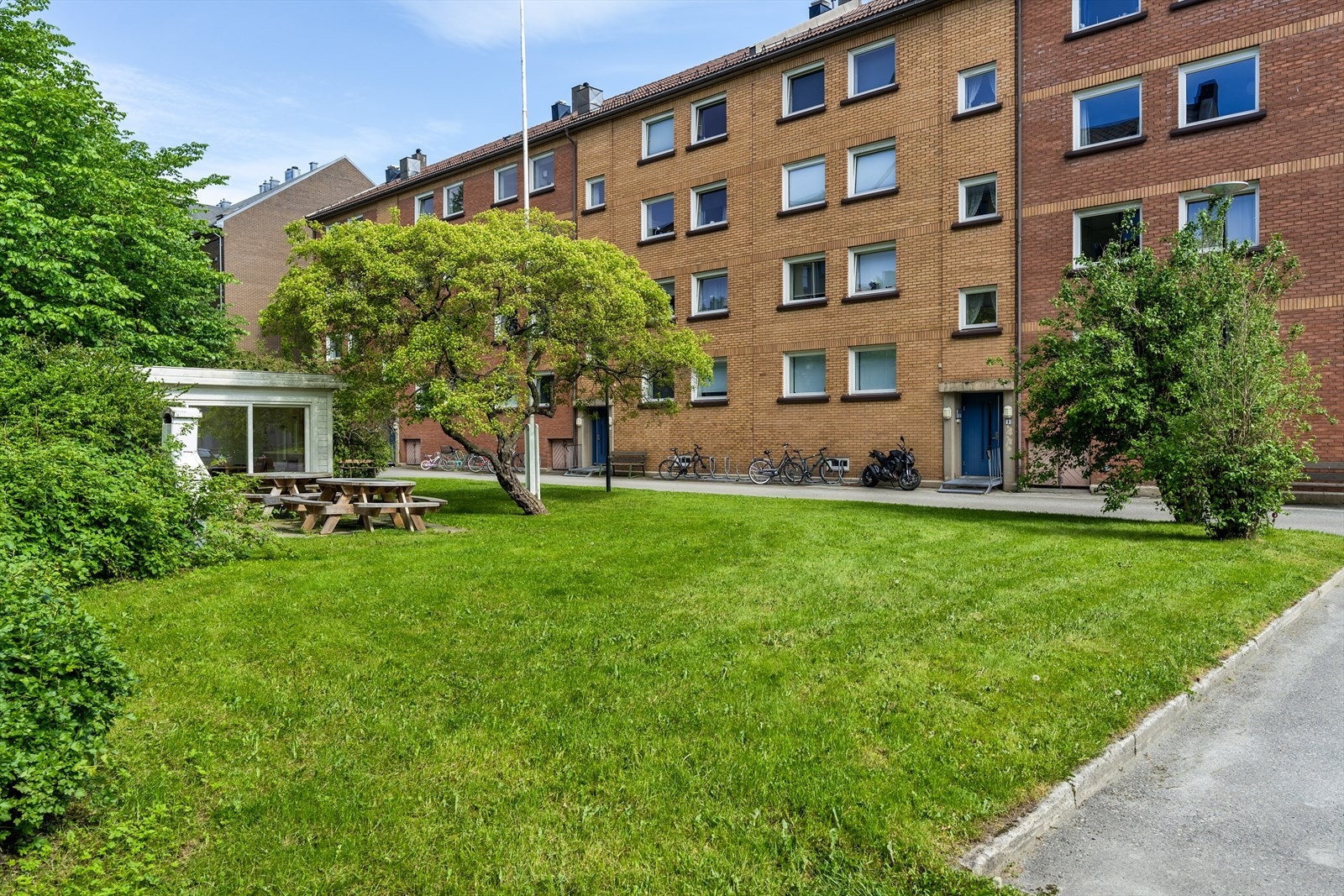 Møllenberg borettslag består av 48 andeler og har flotte fellesområder opparbeidet rundt bebyggelsen. Bl.a. eget lysthus som kan benyttes av beboerne. Galleribilde