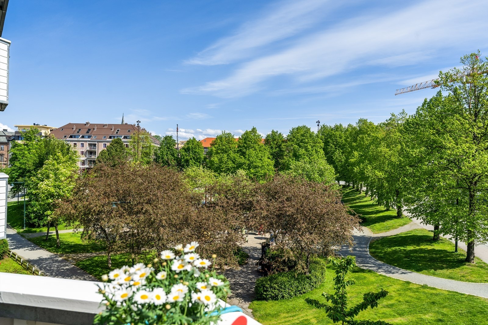Her kan man nyte flotte solforhold fra morgen til ettermiddag (15-16) i sommerhalvåret. Galleribilde