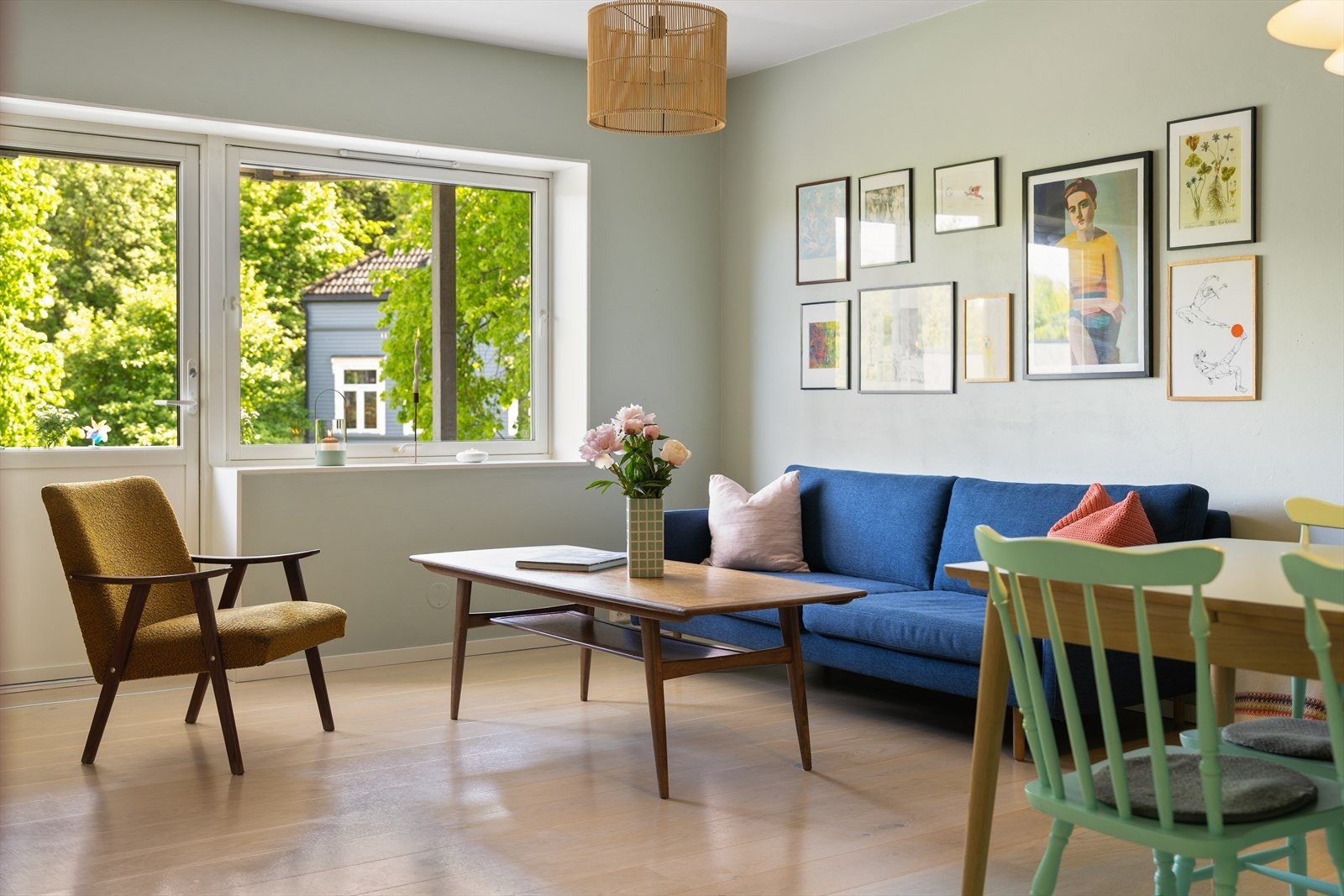 Stua fremstår moderne med 1-stavs parkett og slette overflater med listefrie overganger mellom himling/vegg. Galleribilde