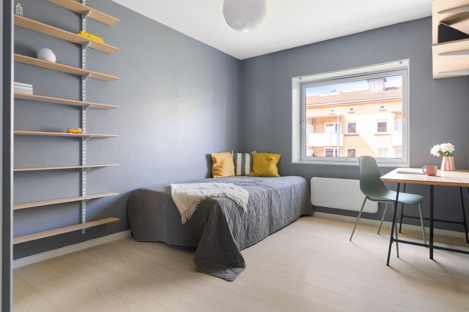 Soverommene har likhet med øvrige rom i leiligheten moderne standard og lekre fargevalg. Galleribilde