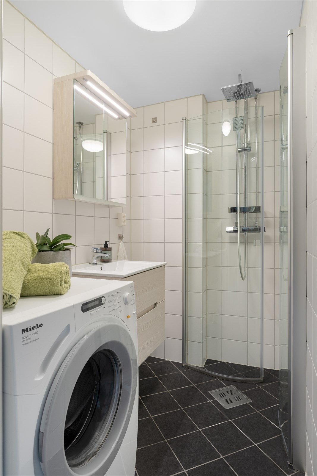 Bad og wc ligger praktisk adskilt fra hverandre. Badet er flislagt med varmekabler i gulv og har fått TG1 fra takstmann. Galleribilde