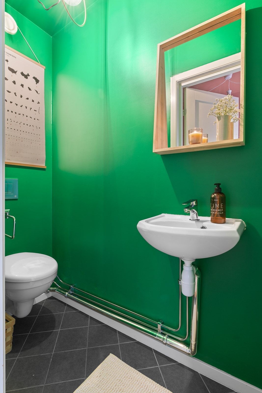 Praktisk WC i gang med egen servant. Rommet har fått TG1 fra takstmann. Galleribilde
