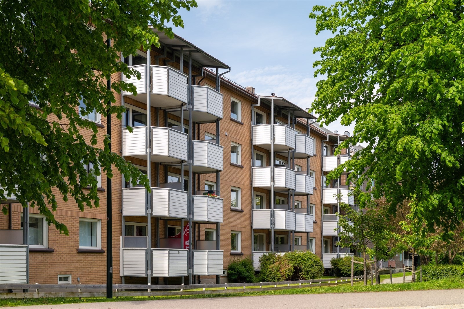 Leiligheten ligger skjermet i byggets 3. etasje og med "grønn utsikt" i retning Buranparken. Galleribilde