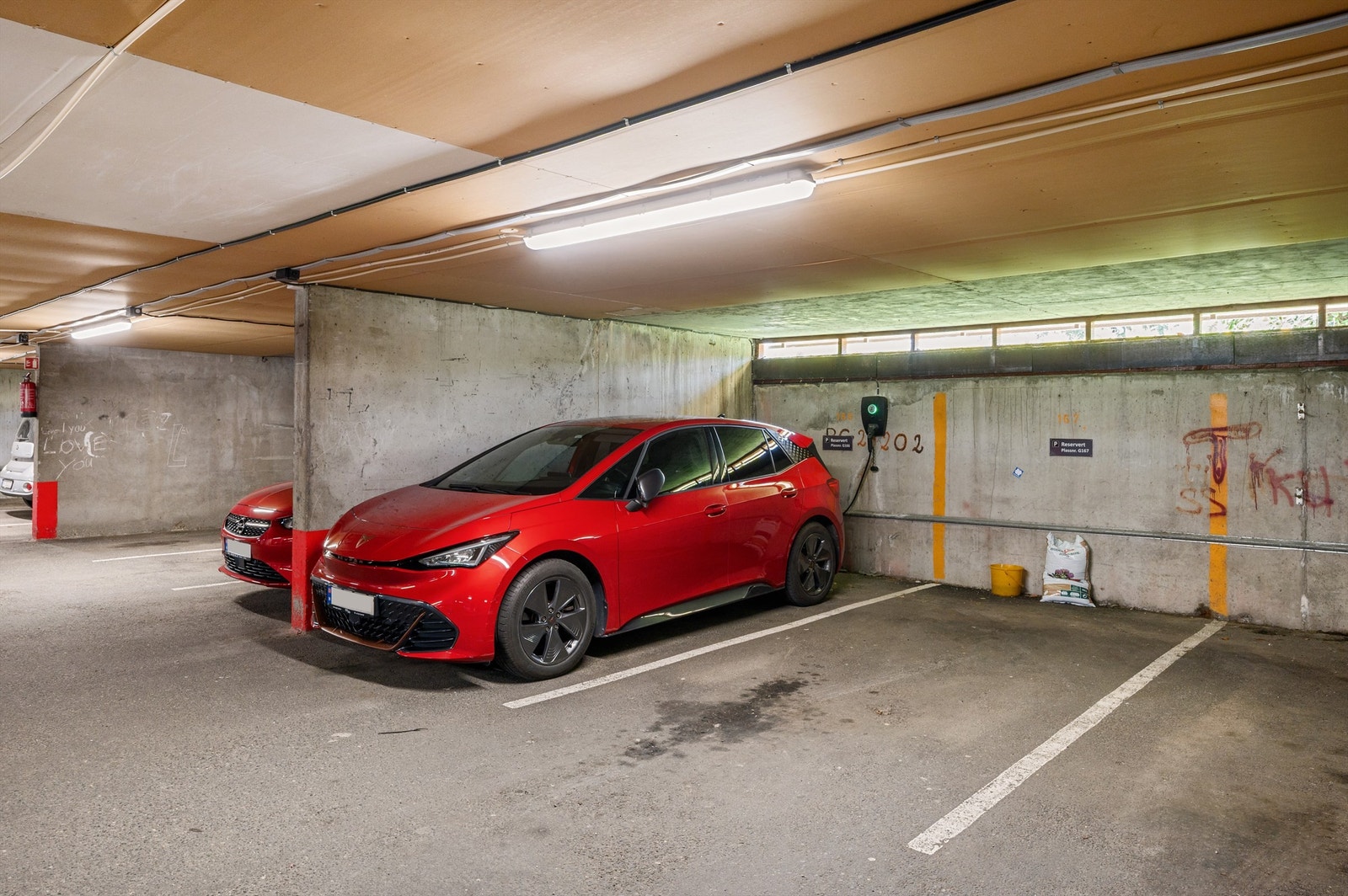 Fast plass i byggets fellesgarasje med El-bil lader. Galleribilde