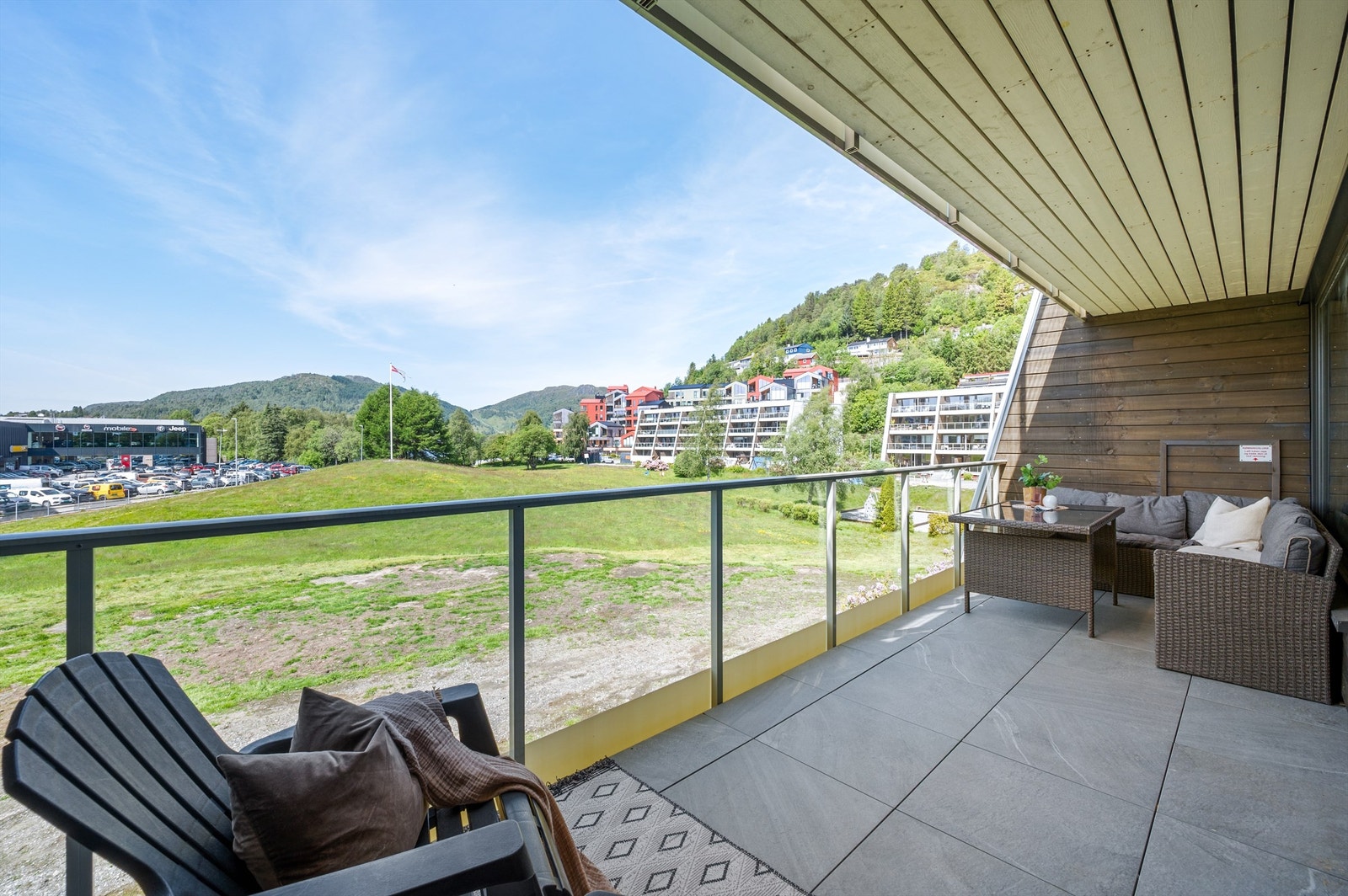 Fri utsikt og meget gode solforhold fra ca. 15:00 - 22:00 sommerstid. Galleribilde