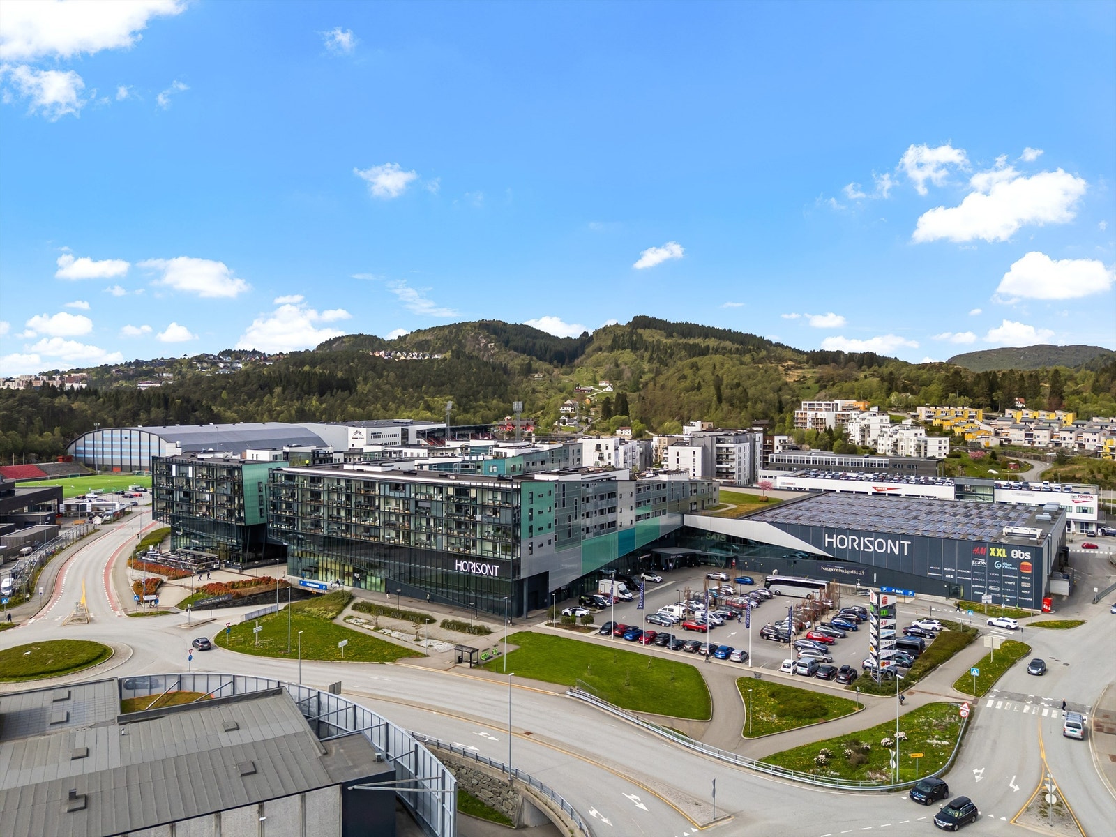 Horisont og Åsane senter med sine tilhørende fasiliteter gir et rikelig utvalg av shoppingmuligheter, spisesteder og flere aktivitetstilbud. Galleribilde