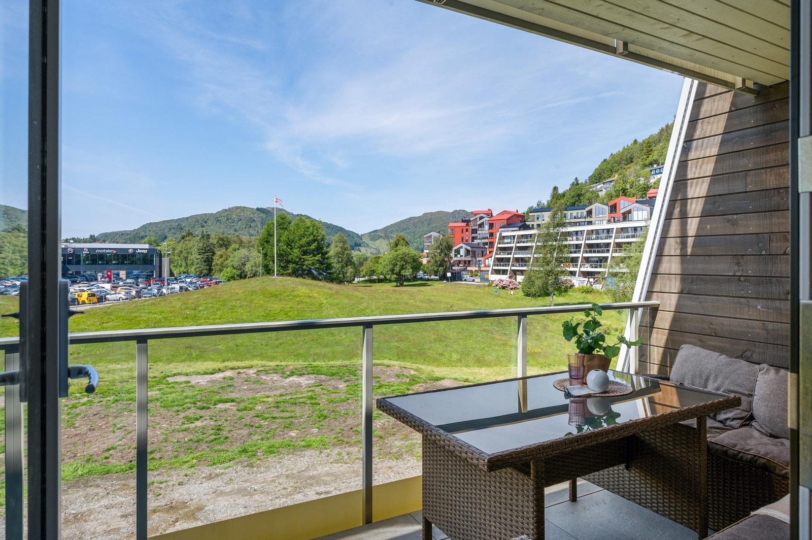 Samle venner og familie på fine sommerdager. Galleribilde
