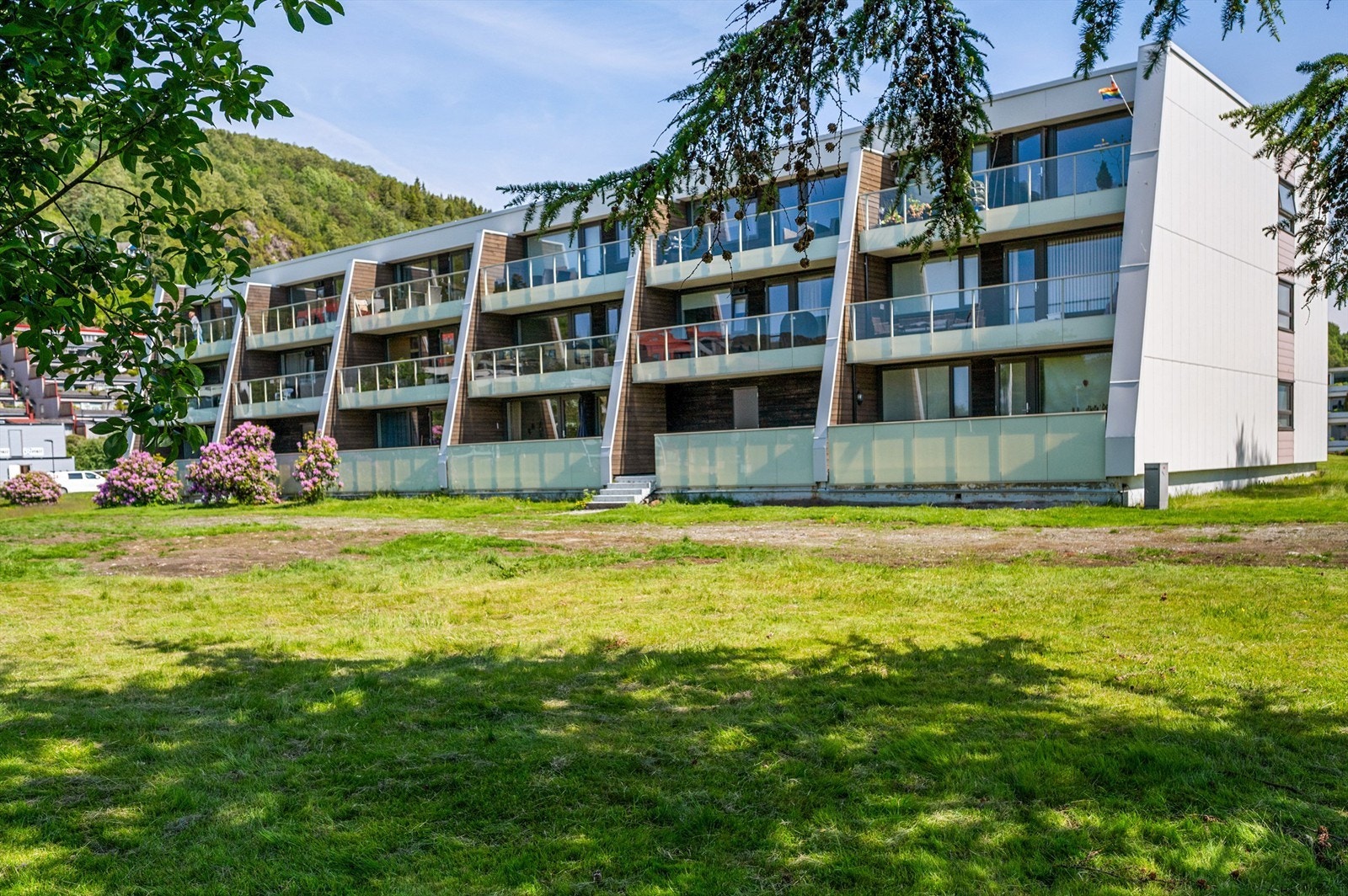 Her flytter du inn i et nylig oppgradert bygg med ny fasade, tak, vinduer, balkonger, trappeganger samt installert balansert ventilasjon med varmegjenvinning. Galleribilde