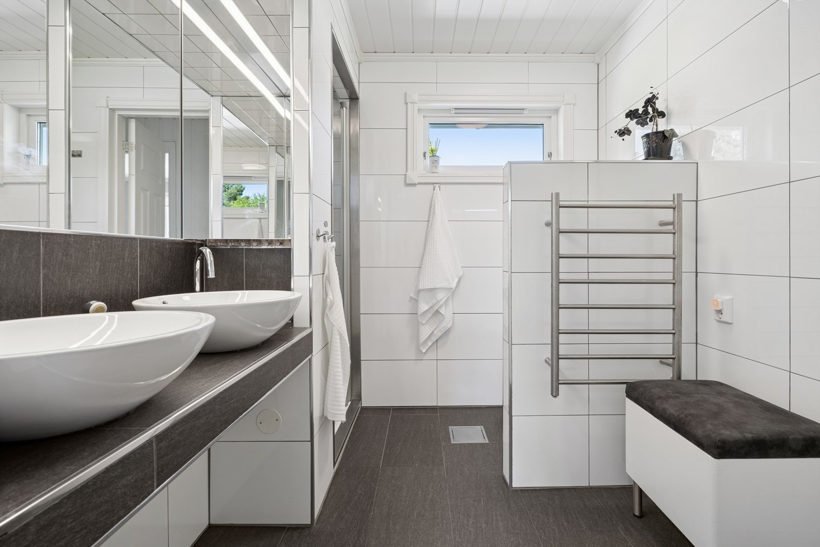 Gulvet er flislagt. Rommet har vannbåren gulvvarme og elektriske varmekabler. Galleribilde