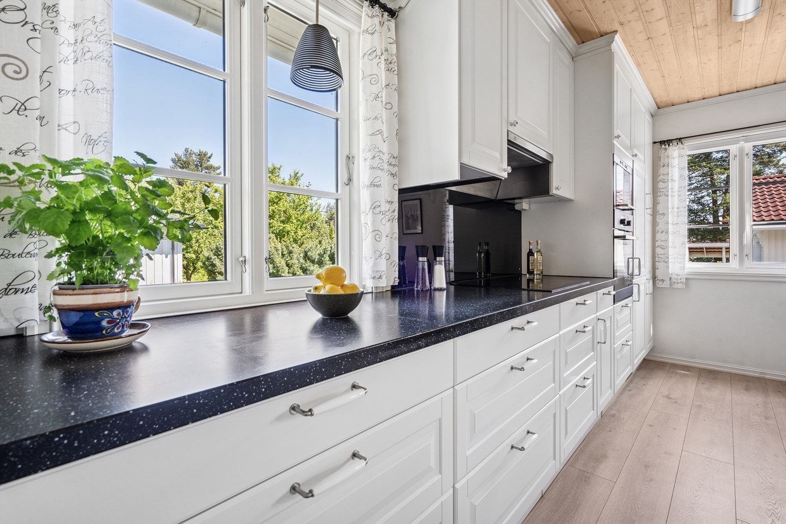 Vindu på flere vegger gir kjøkkenet et svært lyst og tiltalende inntrykk Galleribilde