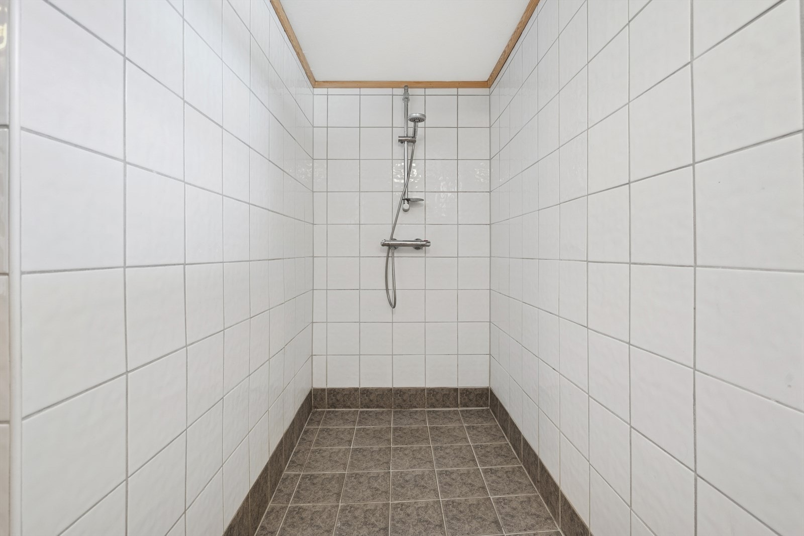 Dusjnisjen i underetasjen er plassert i tilknytning til badstua. Galleribilde