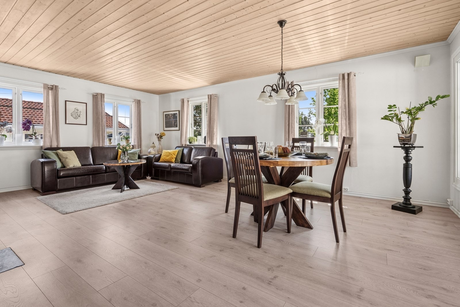 Stor stue som rommer ulike avdelinger. Galleribilde