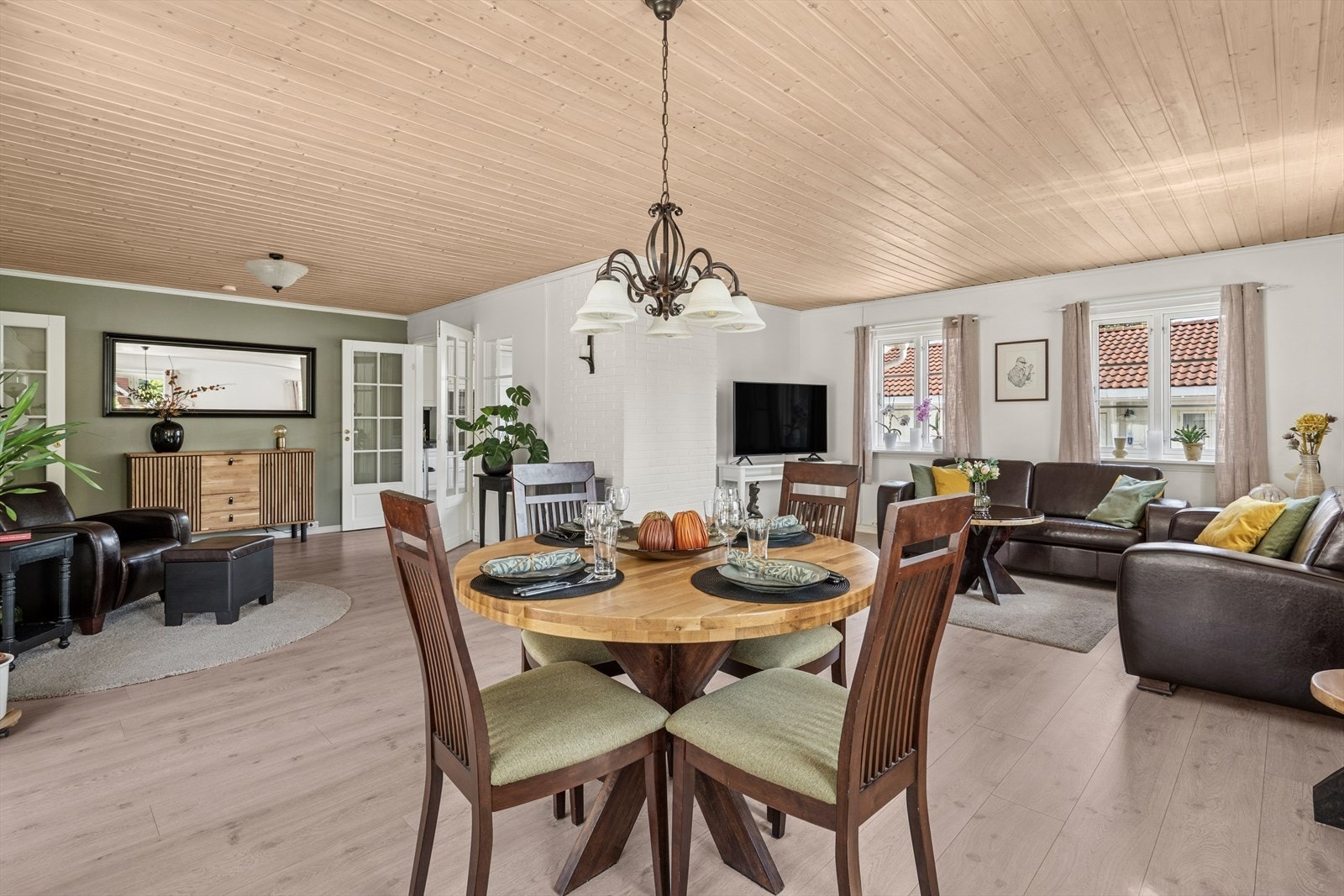 Stuen er så stor at selv om den er møbler for ulike soner, fremstår den likevel god plass mellom de ulike avdelingene. Galleribilde