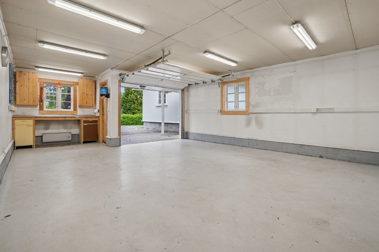 Innvendige vegger og himling er kledd med gipsplater. Det er innlagt strøm i garasjen.
Garasjen har en leddport i tre, malt dører av tre og to malte vinduer. Galleribilde