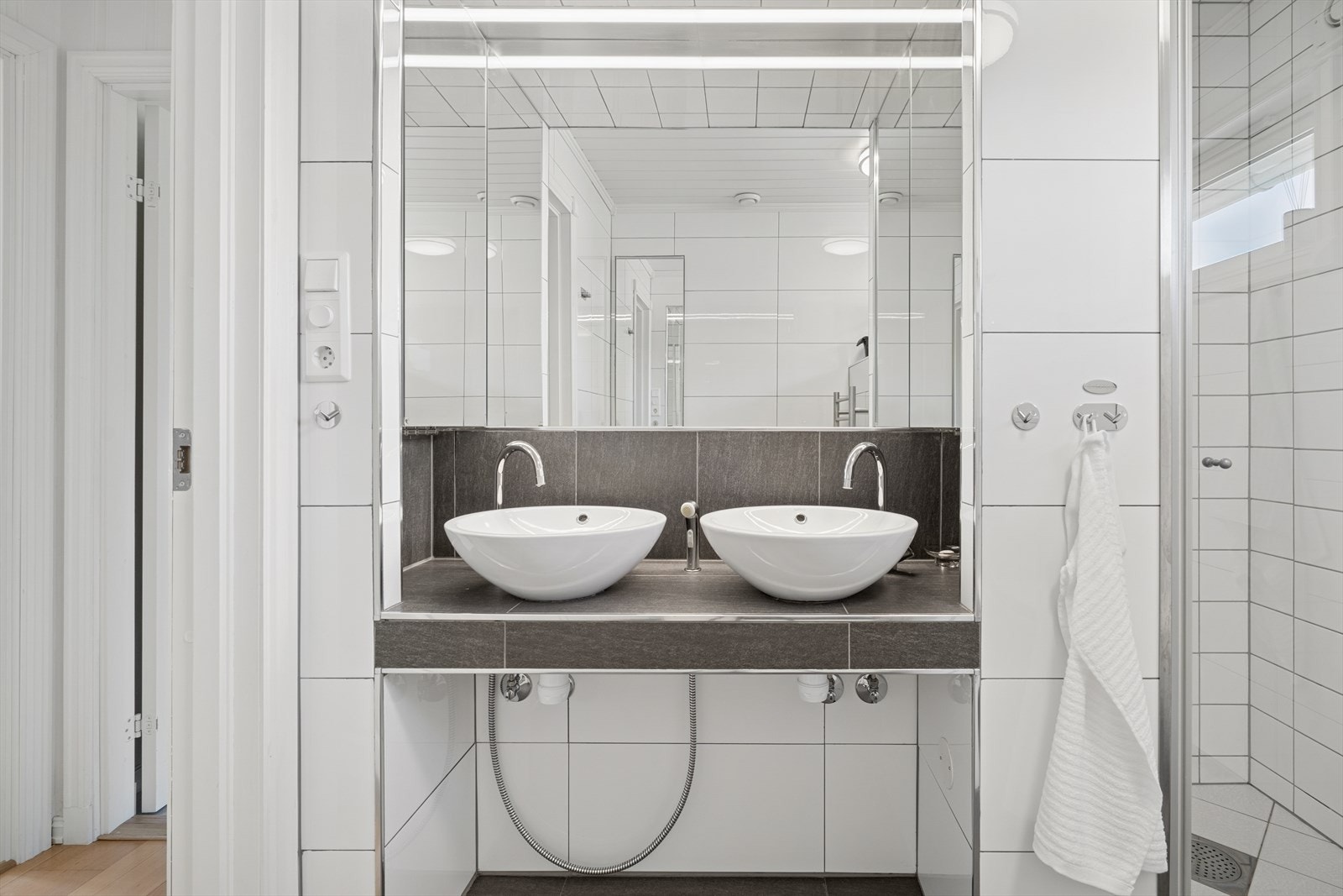 Veggene har fliser. Taket har panel. Badet, med unntak av dusjnisjen, ble renovert i 2016. Galleribilde