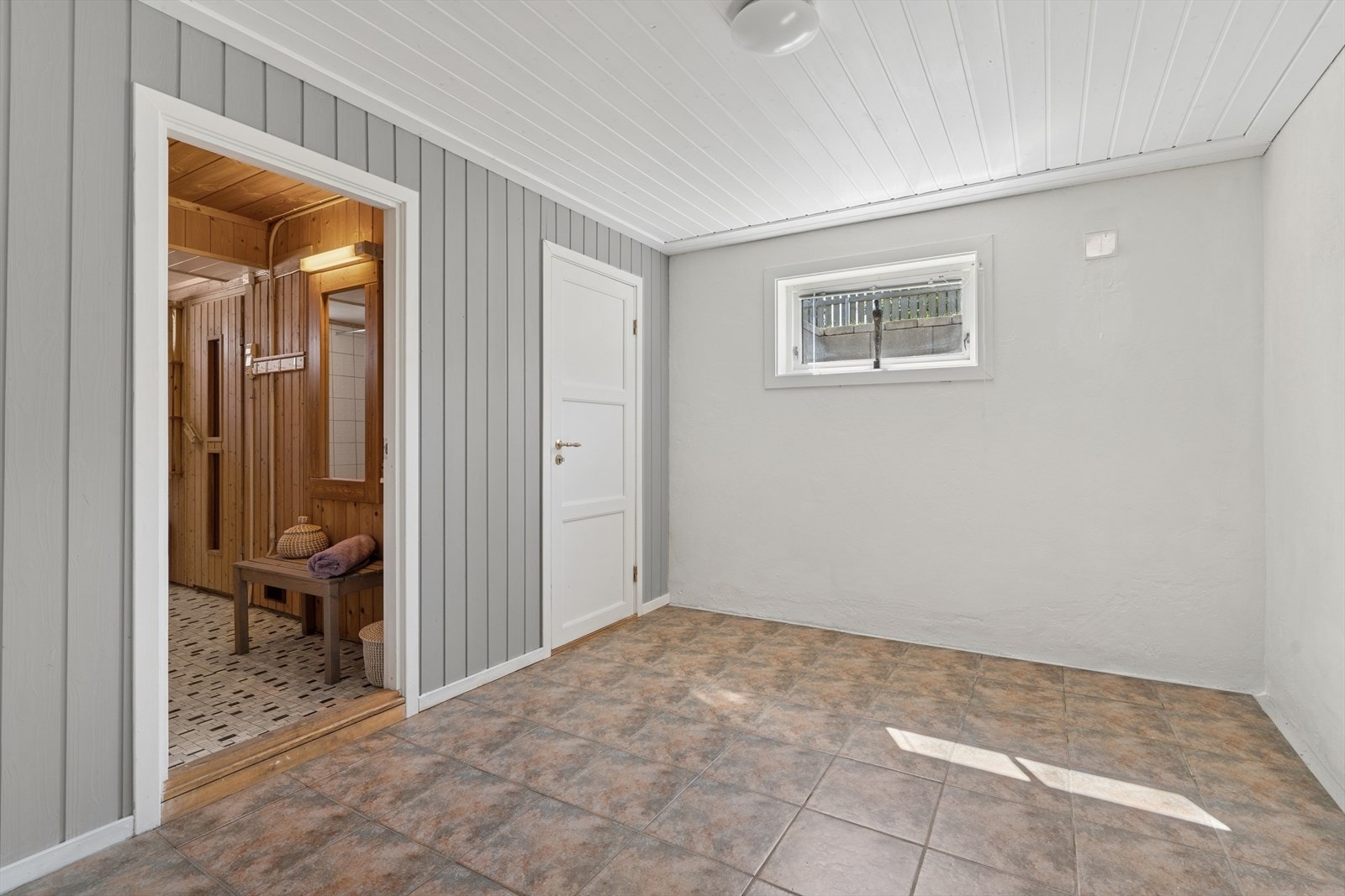 Rom som har vært benyttet som stue i tilknytning til badstue avdelingen i kjelleren. Galleribilde