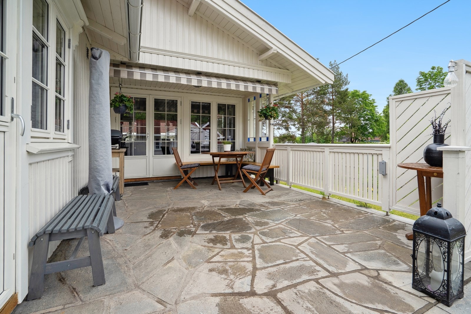 Boligen har flere ute plasser, slik at det er enkelt å finne den optimale kombinasjonen av sol og skygge. Galleribilde