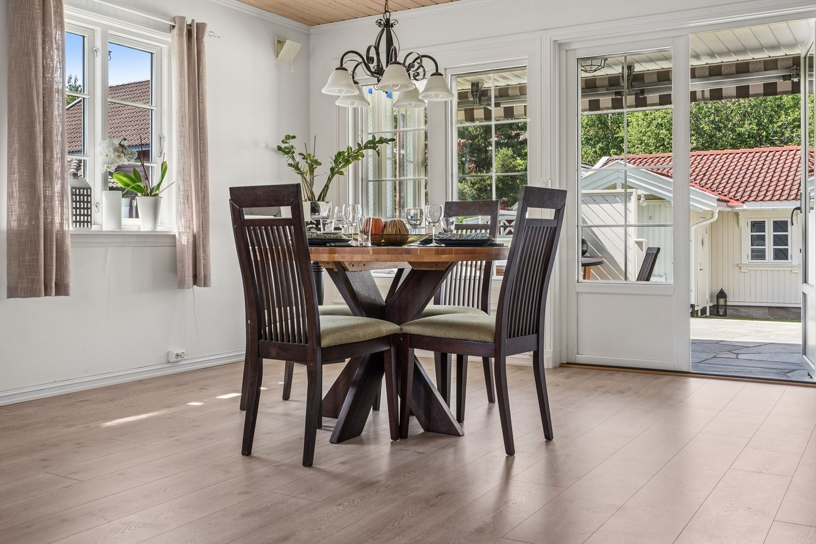 Flott spisestue i tilknytning til utgangen til terrassen. Galleribilde