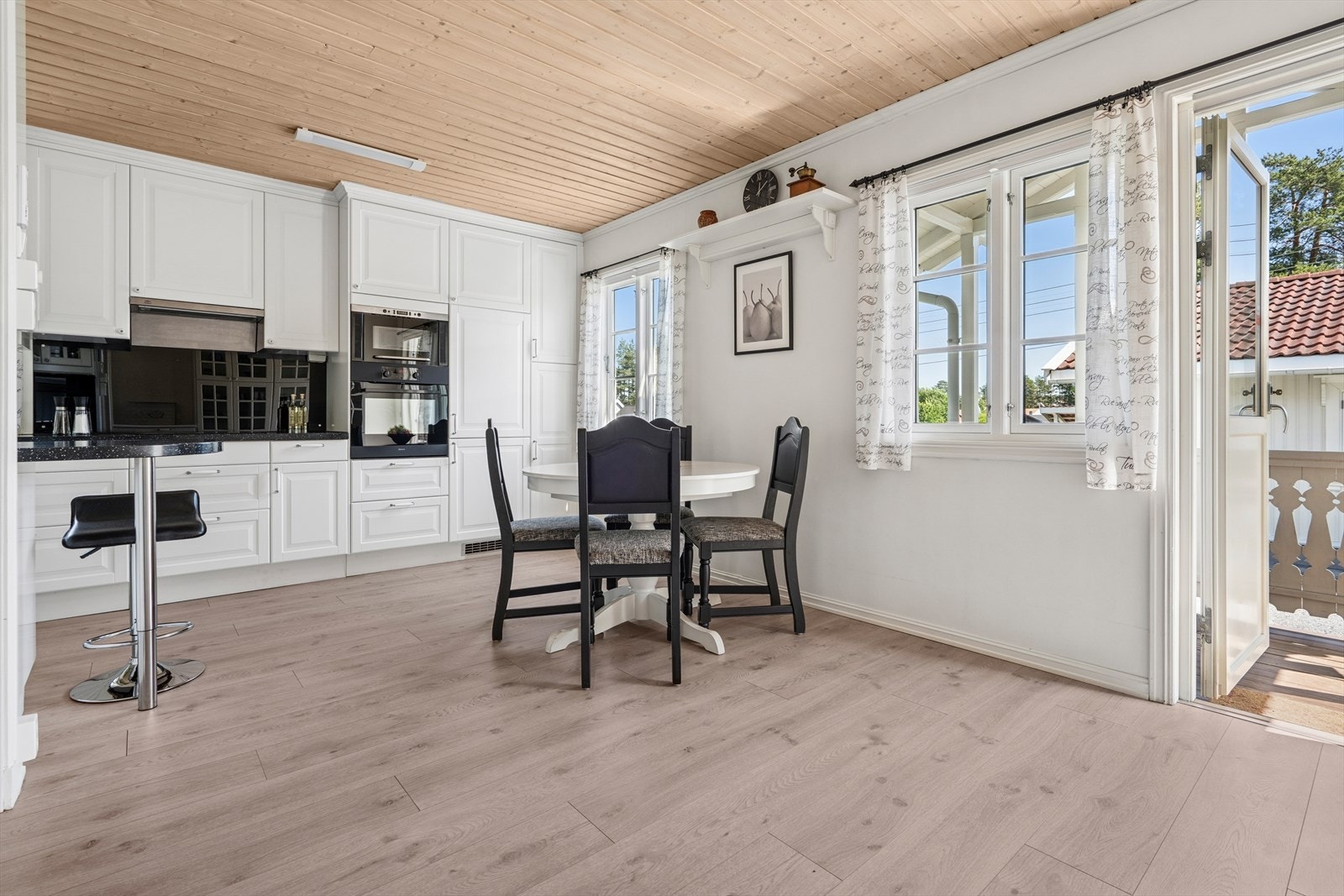 Kjøkkenet har egen utgang til veranda som har morgensol. Galleribilde