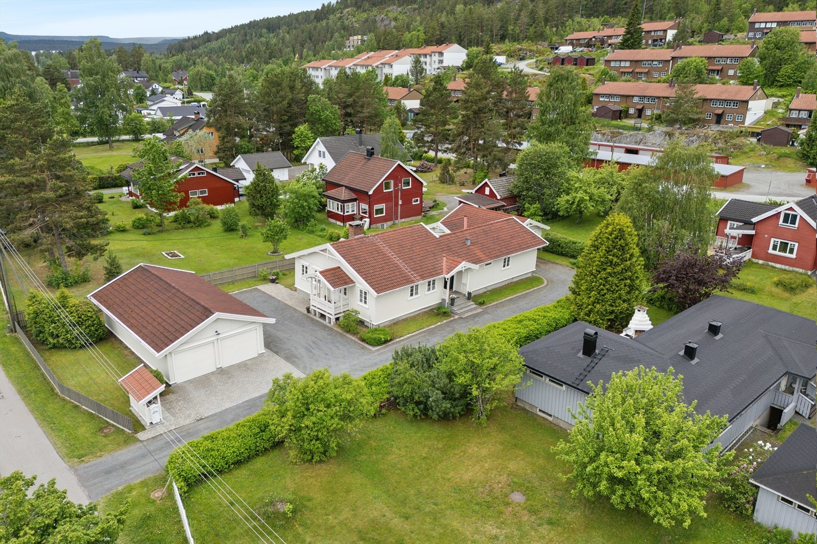 Eiendommen ligger sentralt og flott til i et attraktivt boligområde på Sandsværveien. Det er kort vei til bl.a. bysentrum, Kongsberg Teknologipark, "Krona", skole, barnehage og busstopp. Nærhet til marka med gode turmuligheter. Galleribilde