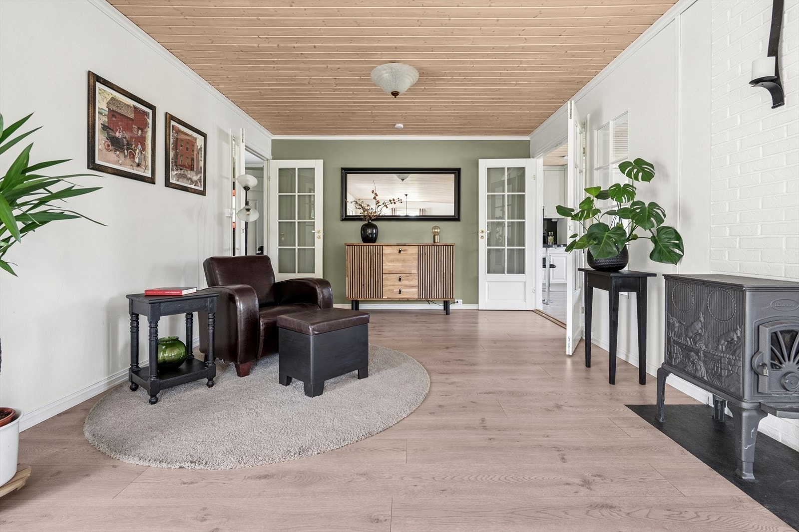 Fra del av stua som for eksempel kan benyttes som bibliotek. Galleribilde