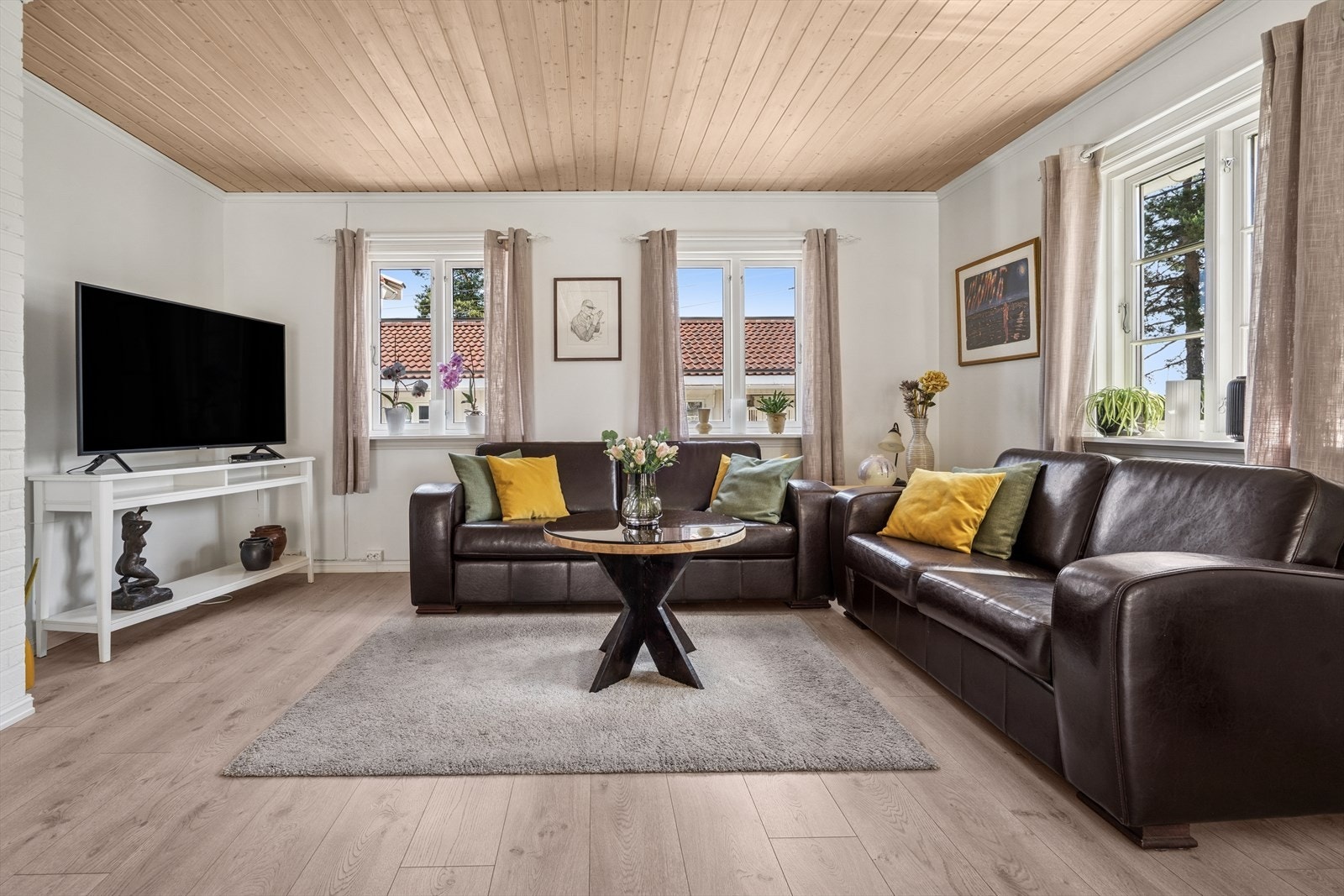 Stor stue som "tåler" store møbler. Her fra sittegruppen i tv stua. Galleribilde