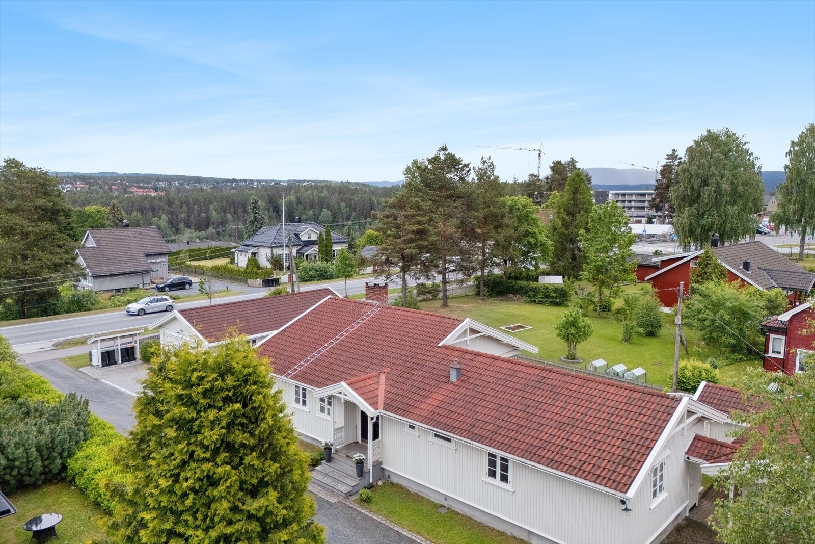 Eiendommen har en tilbaketrukket og usjenert beliggenhet fra Sandsværveien. Galleribilde