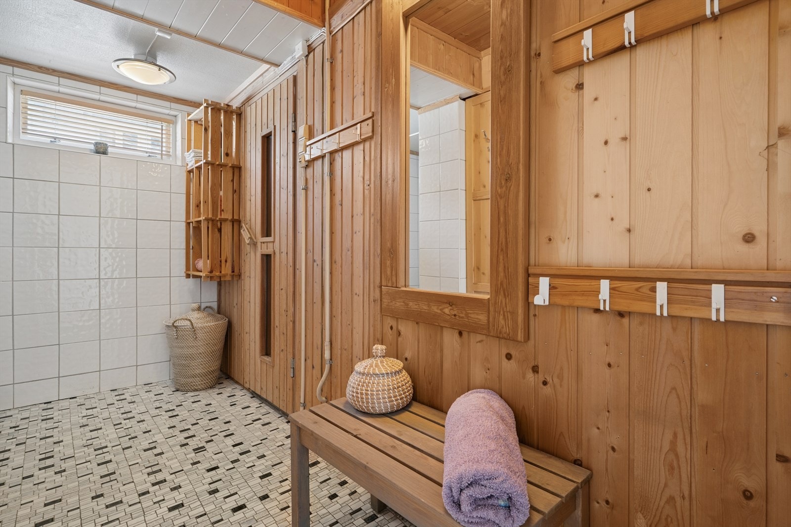 I underetasjen er det badstue og dusjnisje. Galleribilde