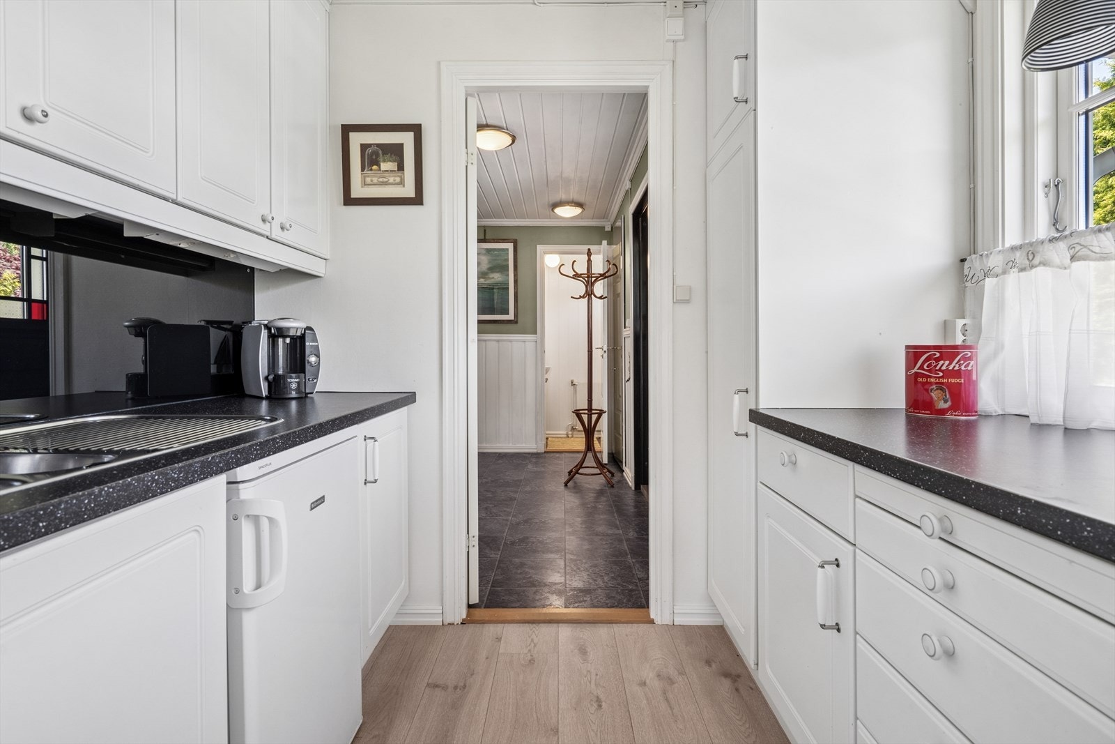 Kjøkkenet har innredning med profilerte fronter. Benkeplaten er av laminat. Galleribilde