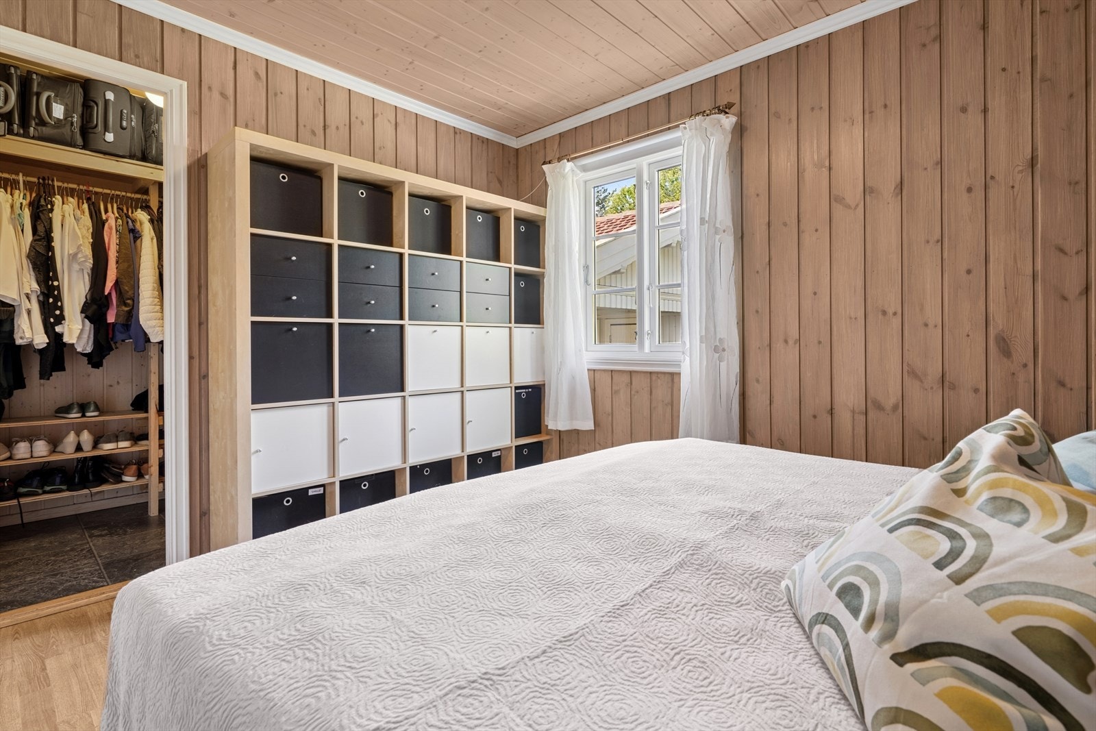 Soverom med eget walk-in closeth. Galleribilde