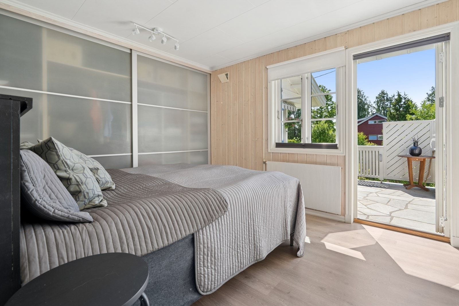 Soverom med svært gode garderobe løsninger, samt utgang til terrasse. Galleribilde