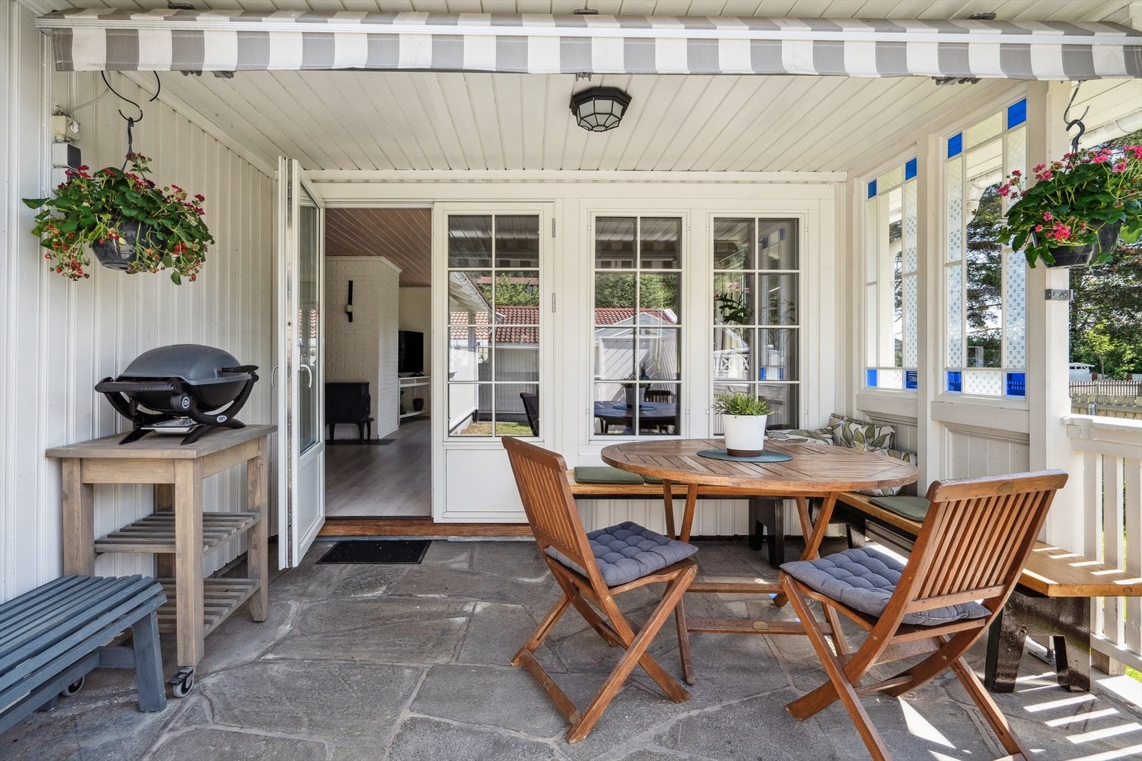 Trivelig hellelagt terrasse som er delvis overbygget. Det er gjennomført gode tiltak for solskjerming. Galleribilde