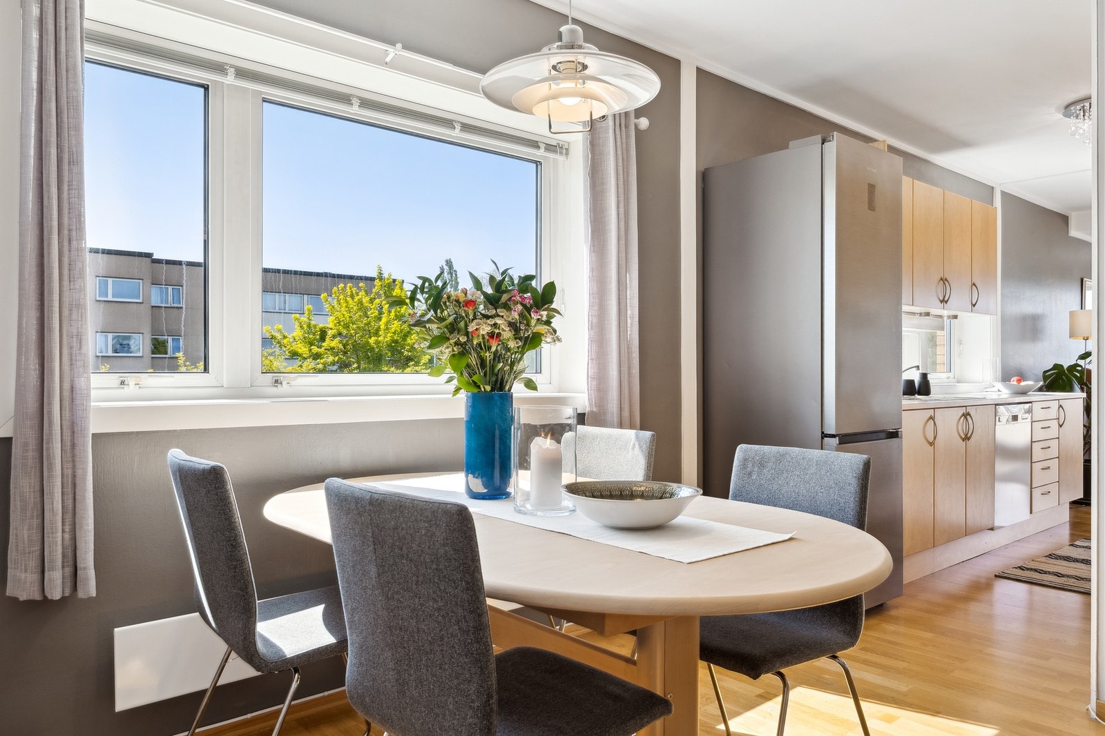 Her er det plass til stort spisebord og tilhørende møblement. Galleribilde