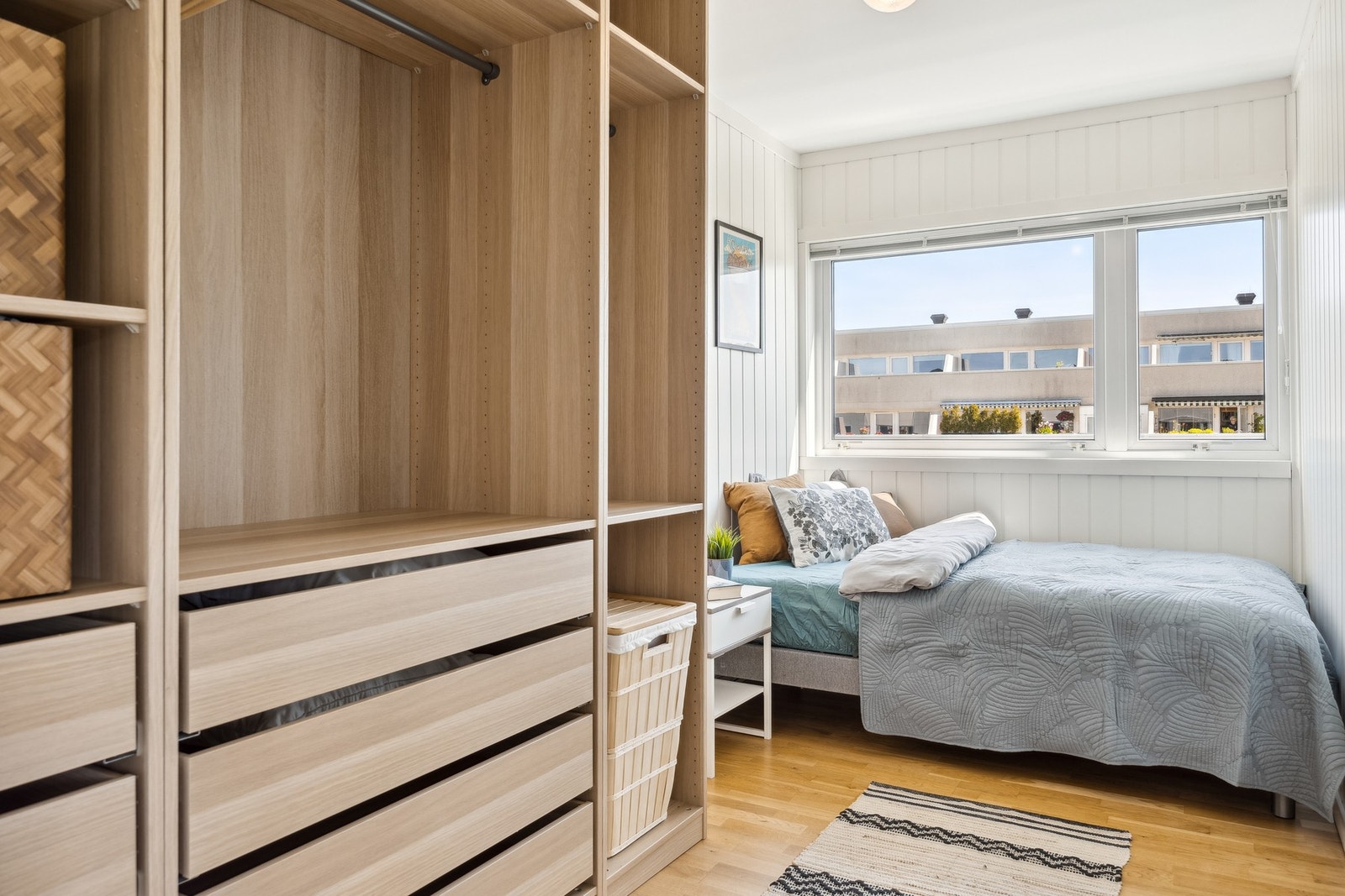 Soverom nr.3 med plass til både seng og oppbevaringsmuligheter. Alle soverommene er malt i lyse, moderne farger. Galleribilde