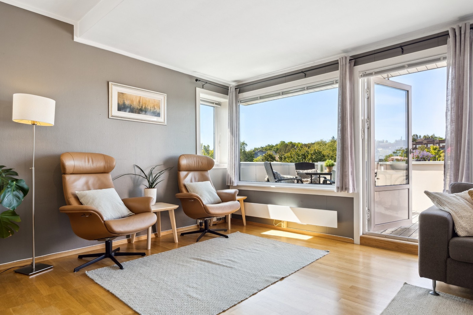 De store vindusflatene slipper inn rikelig med naturlig dagslys. Galleribilde