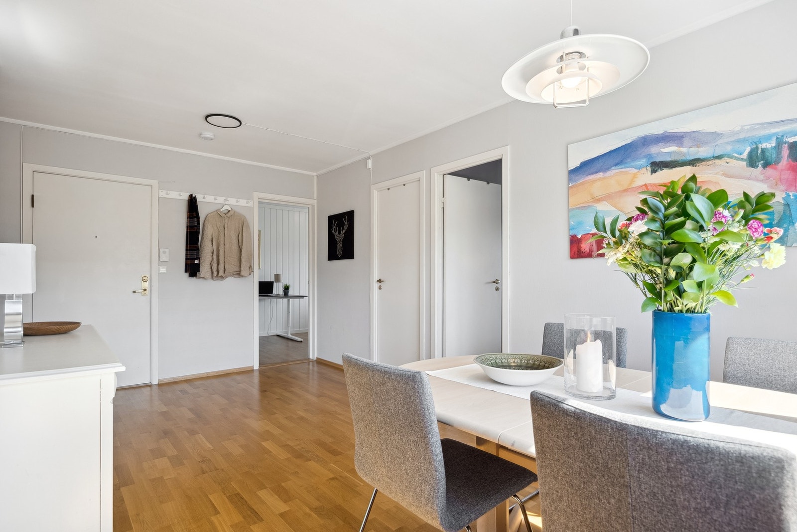 Fra spisestuen har du inngang til boligens tre soverom. Galleribilde