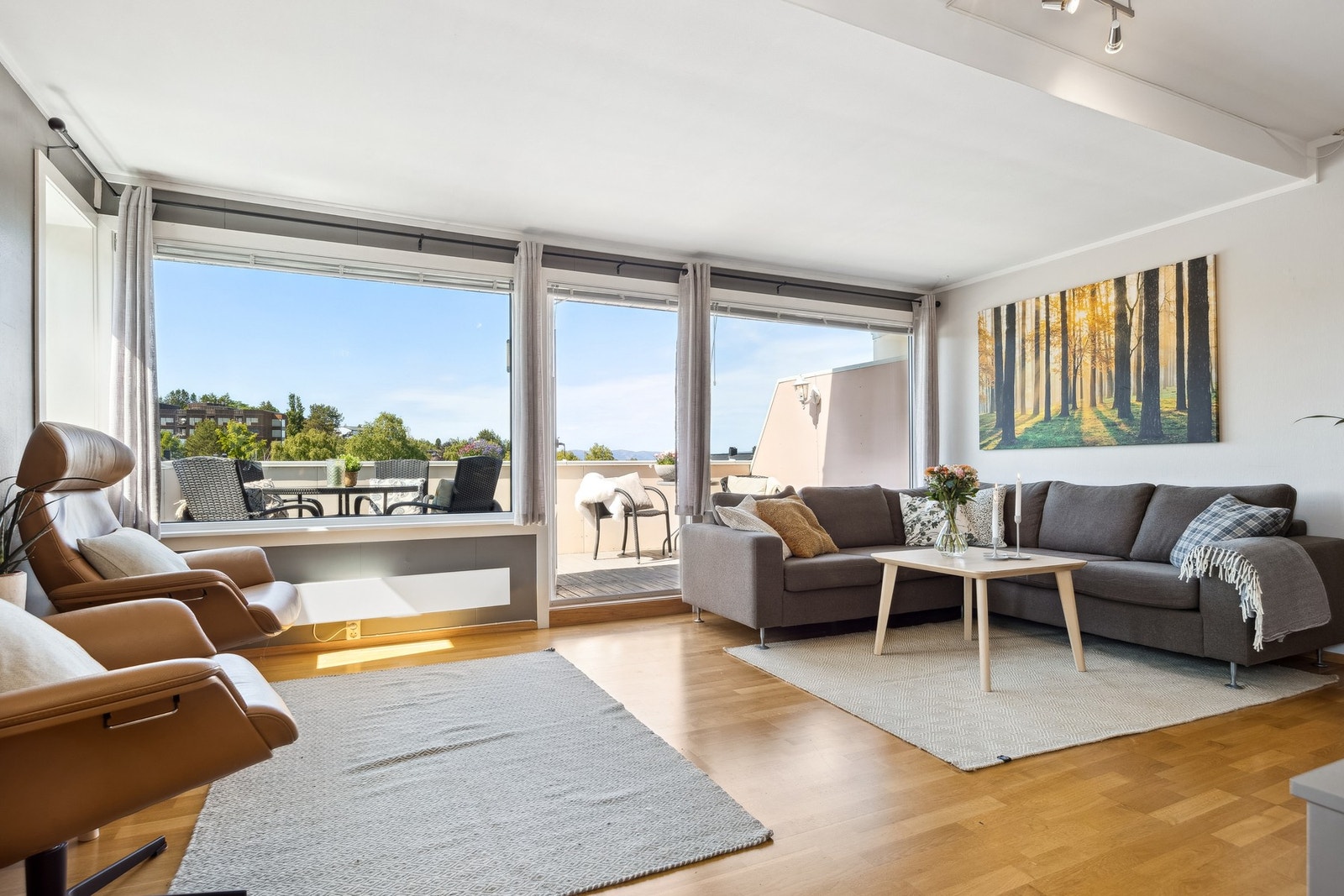 Det er god plass til sofakrok og tilhørende møblement. Galleribilde