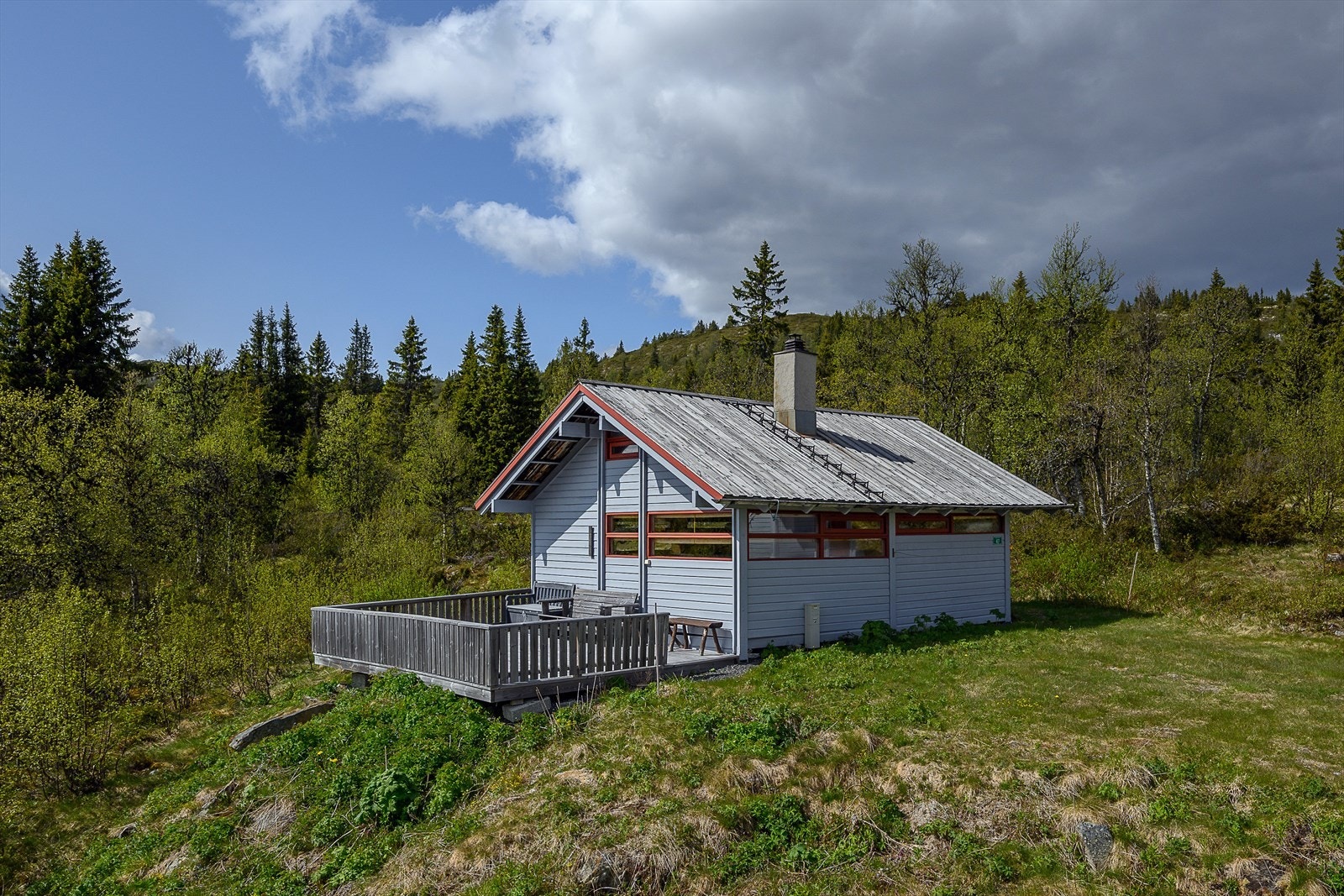 Hytta ligger i nærheten av Vålsjøen, som er et regulert vann med godt bestand av ørret. Galleribilde