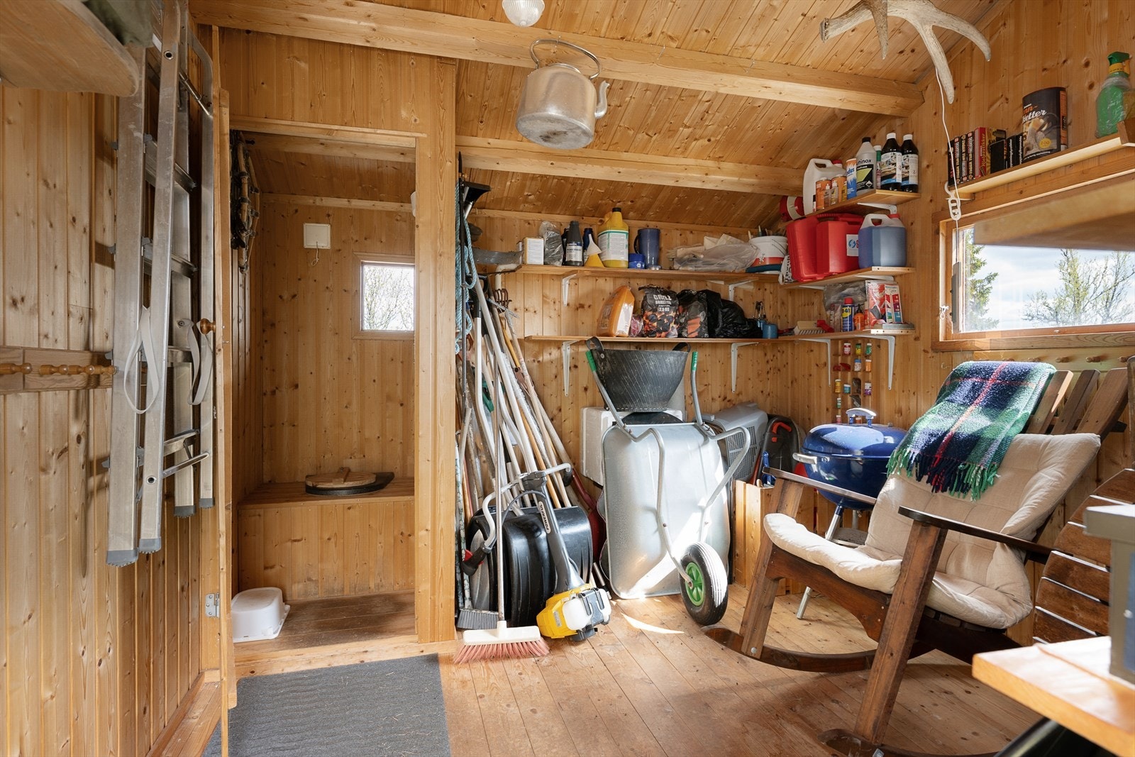 Utedo og bod i et separat bygg på tomten. Galleribilde